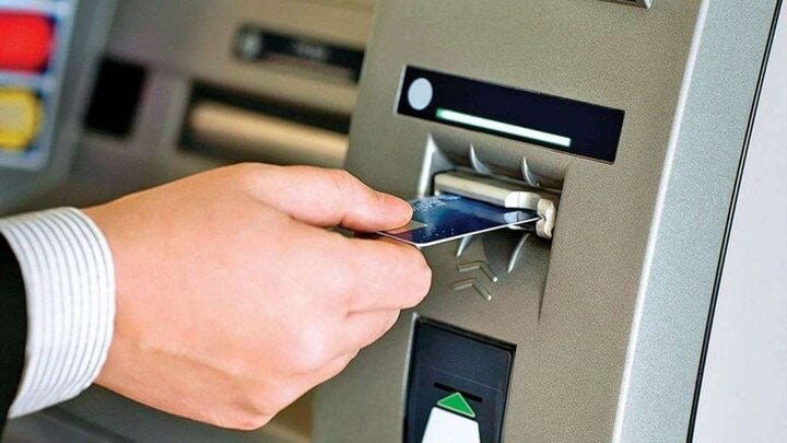 Rút tiền từ thẻ ATM an toàn, tránh sự cố: Lời khuyên từ nhân viên ngân hàng nhiều kinh nghiệm - Ảnh 4.