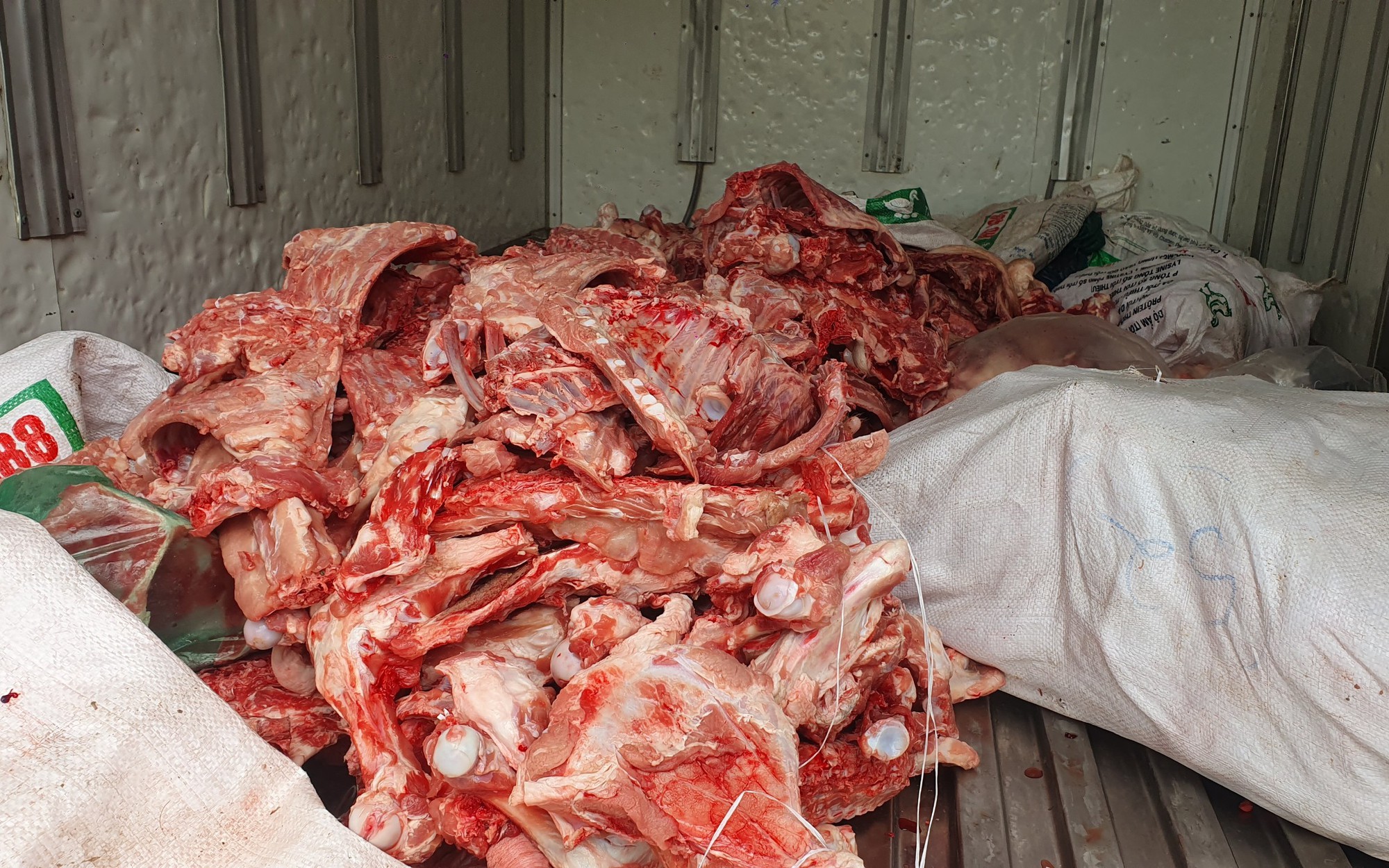 Kinh hoàng 700kg xương lợn, lòng lợn không đảm bảo an toàn thực phẩm, vệ sinh thú y "suýt" đến mâm cơm người tiêu dùng