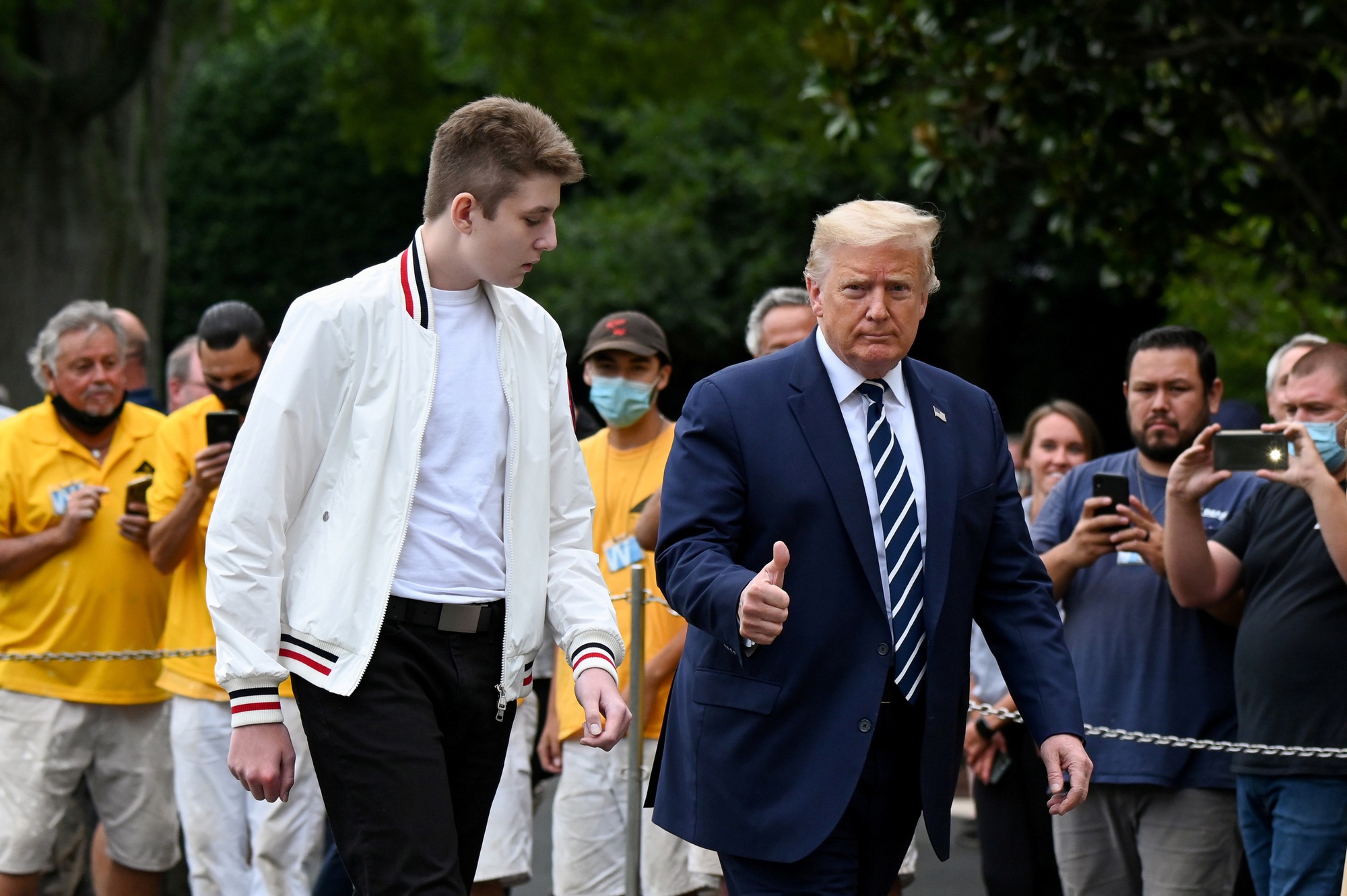 Cựu Tổng thống Mỹ Donald Trump và con trai út Barron Trump. Ảnh: Reuters