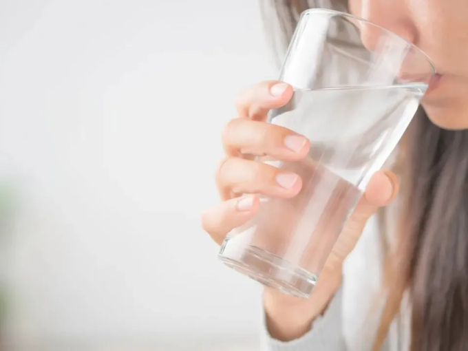 4 triệu chứng sau khi uống nước là 'lời cầu cứu' từ thận của bạn - Ảnh 1.