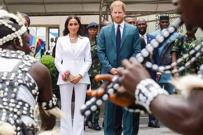 Meghan liên tục chiếm spotlight trong chuyến thăm Nigeria cùng Harry, vẫn gây tranh cãi vì một chiếc váy - Ảnh 5.