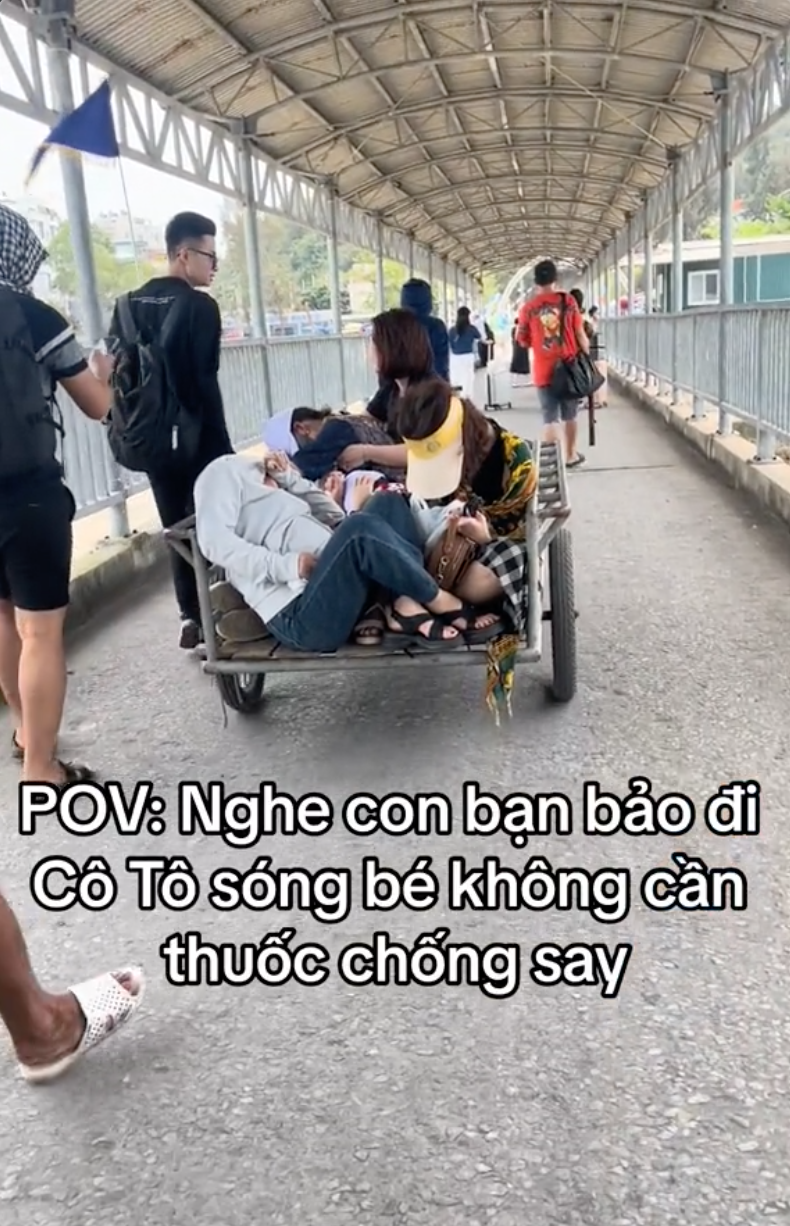 Cảnh say sóng "dở khóc dở cười" của du khách: Không bước đi nổi, phải ngồi lên xe để người khác... kéo- Ảnh 2.