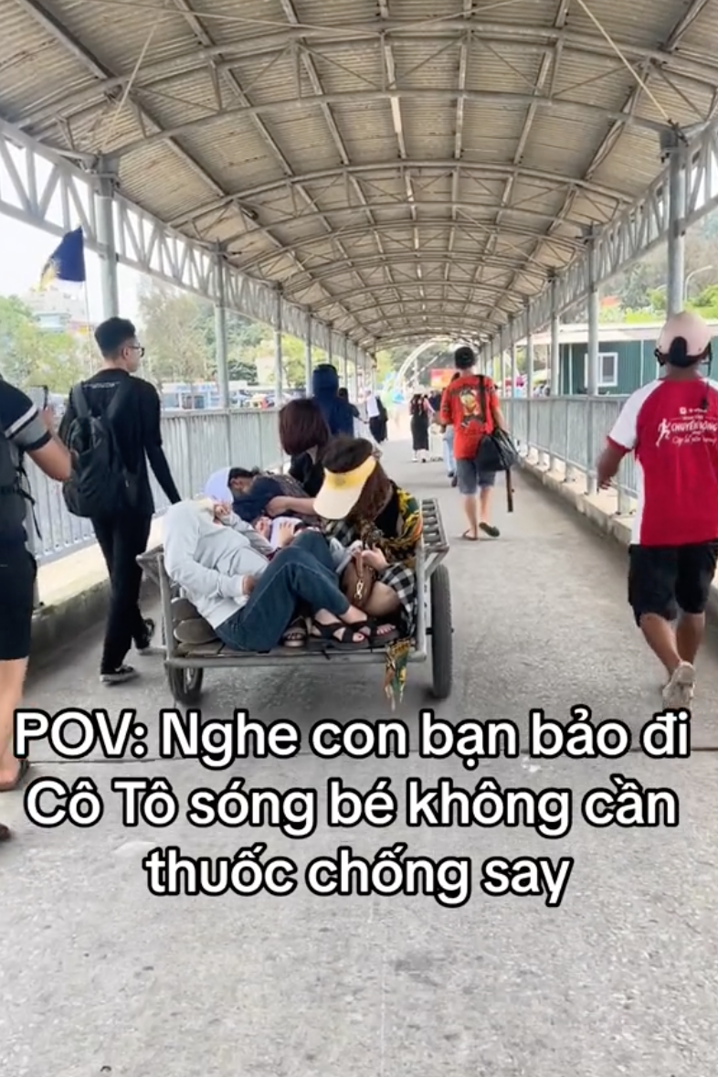 Cảnh say sóng "dở khóc dở cười" của du khách: Không bước đi nổi, phải ngồi lên xe để người khác... kéo- Ảnh 3.