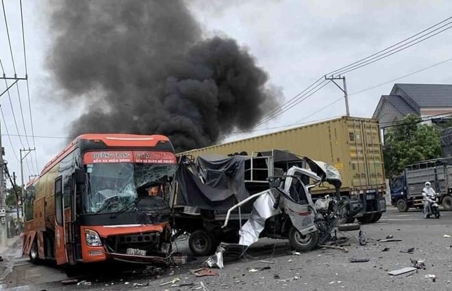Hiện trường vụ tai nạn liên hoàn giữa xe khách, xe tải và container khiến 10 người bị thương - Ảnh 1.