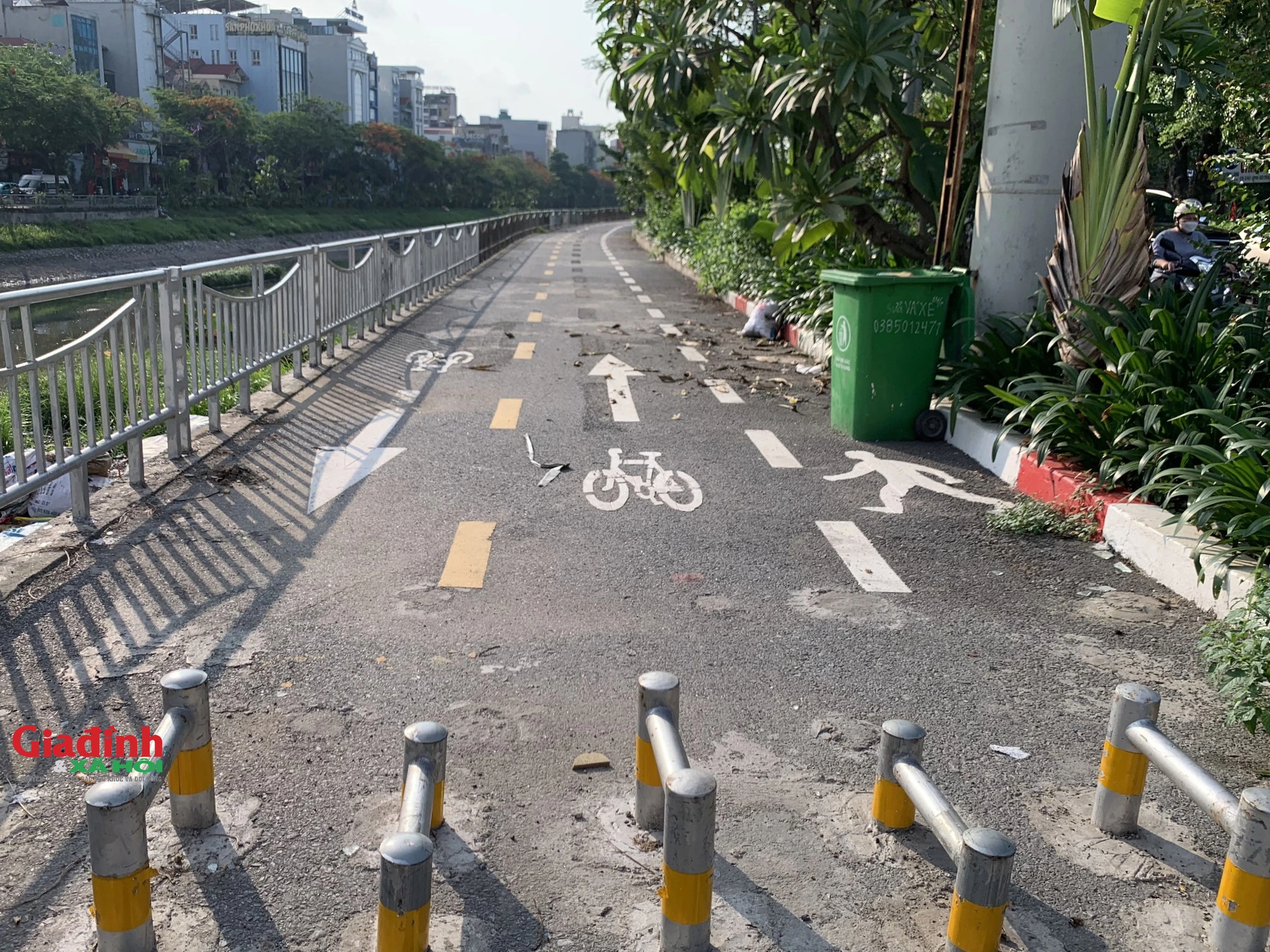 Đường dành cho xe đạp ở Hà Nội 'ảm đạm', bị lấn chiếm làm nơi đỗ xe, đổ rác thải- Ảnh 1.