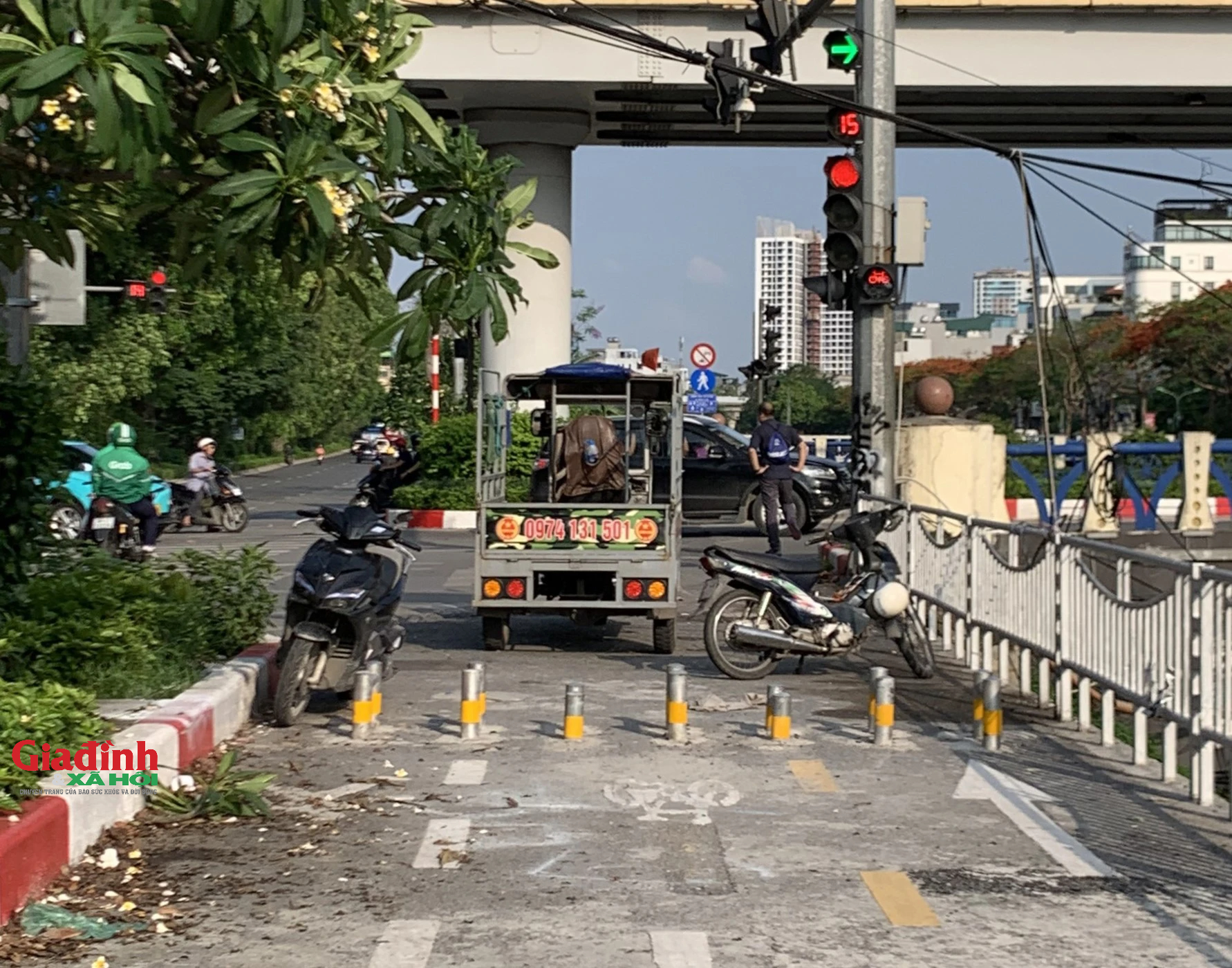 Đường dành cho xe đạp ở Hà Nội 'ảm đạm', bị lấn chiếm làm nơi đỗ xe, đổ rác thải- Ảnh 6.