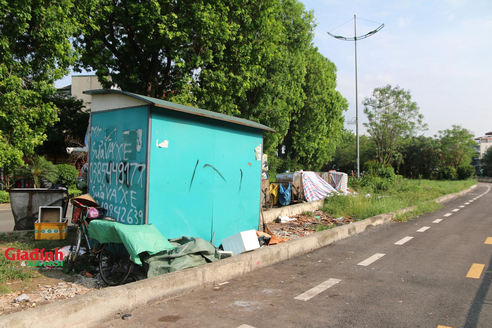 Đường dành cho xe đạp ở Hà Nội 'ảm đạm', bị lấn chiếm làm nơi đỗ xe, đổ rác thải- Ảnh 7.