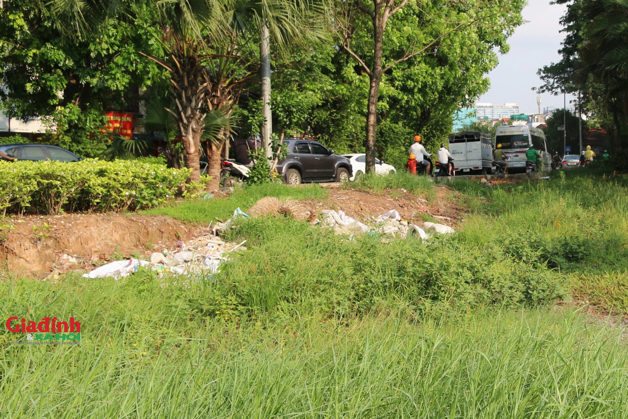 Đường dành cho xe đạp ở Hà Nội 'ảm đạm', bị lấn chiếm làm nơi đỗ xe, đổ rác thải- Ảnh 8.