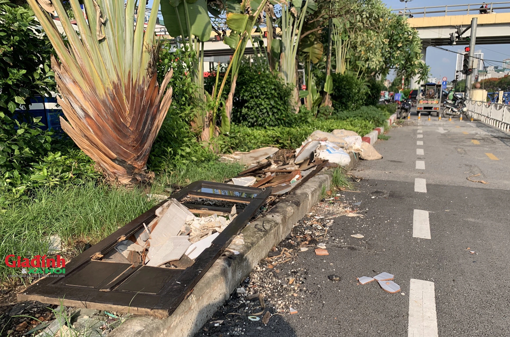 Đường dành cho xe đạp ở Hà Nội 'ảm đạm', bị lấn chiếm làm nơi đỗ xe, đổ rác thải- Ảnh 9.