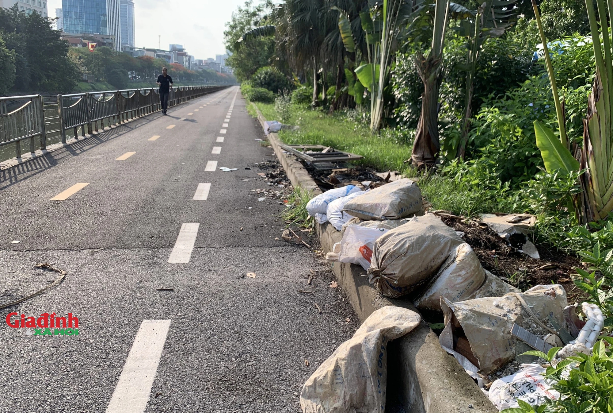 Đường dành cho xe đạp ở Hà Nội 'ảm đạm', bị lấn chiếm làm nơi đỗ xe, đổ rác thải- Ảnh 12.