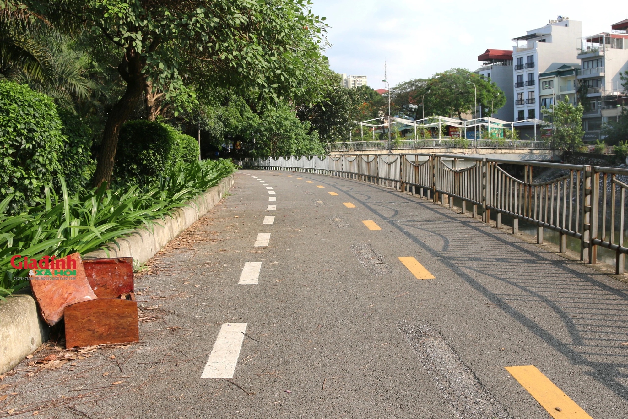 Đường dành cho xe đạp ở Hà Nội 'ảm đạm', bị lấn chiếm làm nơi đỗ xe, đổ rác thải- Ảnh 3.