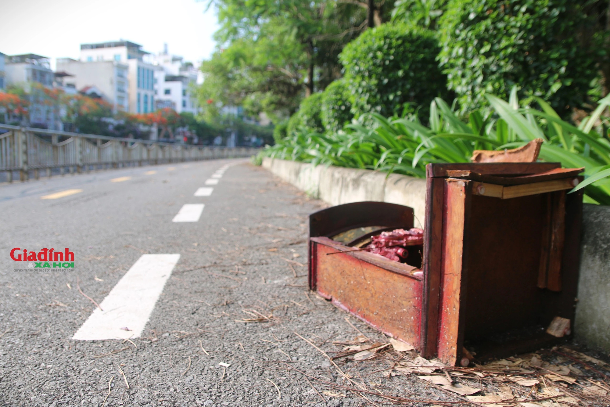 Đường dành cho xe đạp ở Hà Nội 'ảm đạm', bị lấn chiếm làm nơi đỗ xe, đổ rác thải- Ảnh 4.
