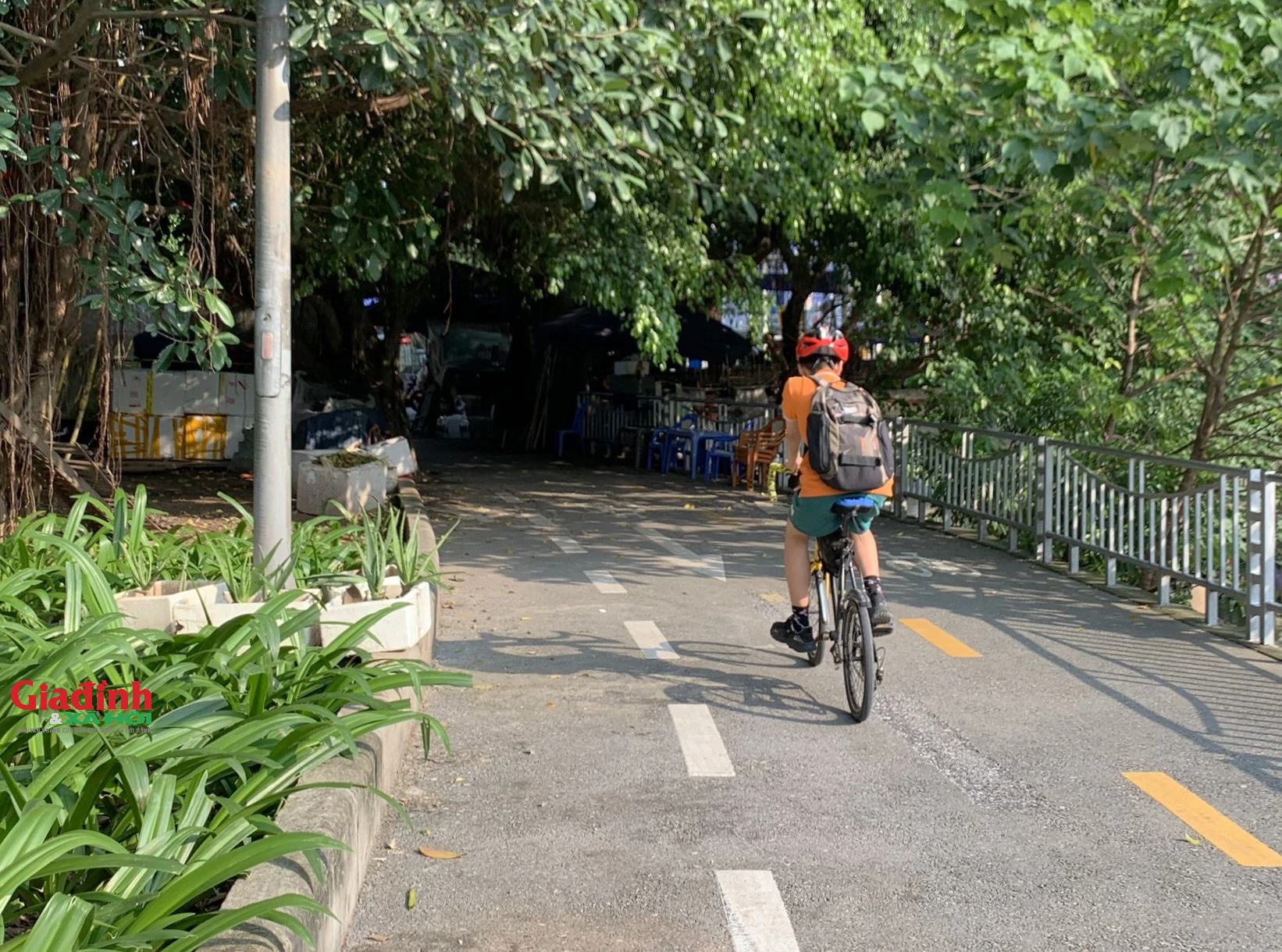 Đường dành cho xe đạp ở Hà Nội 'ảm đạm', bị lấn chiếm làm nơi đỗ xe, đổ rác thải- Ảnh 10.