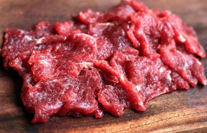 Cách làm thịt bò sốt tiêu đen thơm ngon, mềm mọng - Ảnh 1.