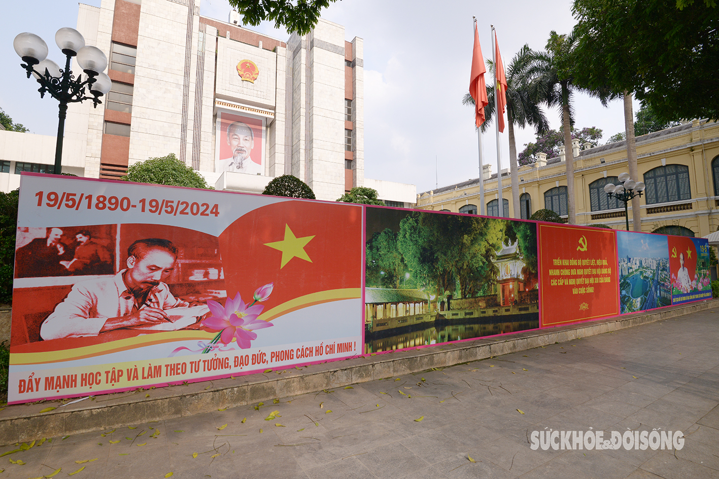 Hà Nội rợp cờ hoa kỷ niệm 134 năm Ngày sinh Chủ tịch Hồ Chí Minh- Ảnh 1.