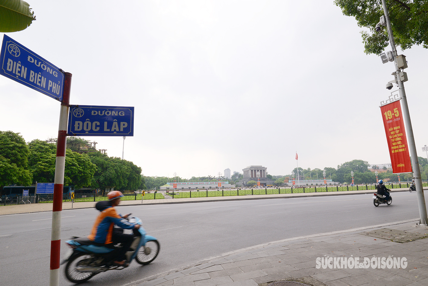 Hà Nội rợp cờ hoa kỷ niệm 134 năm Ngày sinh Chủ tịch Hồ Chí Minh- Ảnh 2.