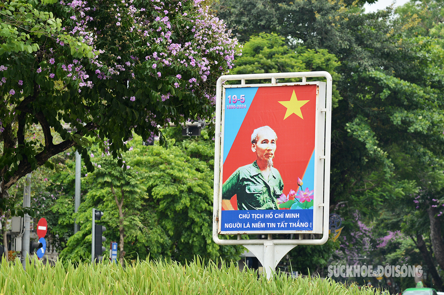 Hà Nội rợp cờ hoa kỷ niệm 134 năm Ngày sinh Chủ tịch Hồ Chí Minh- Ảnh 5.