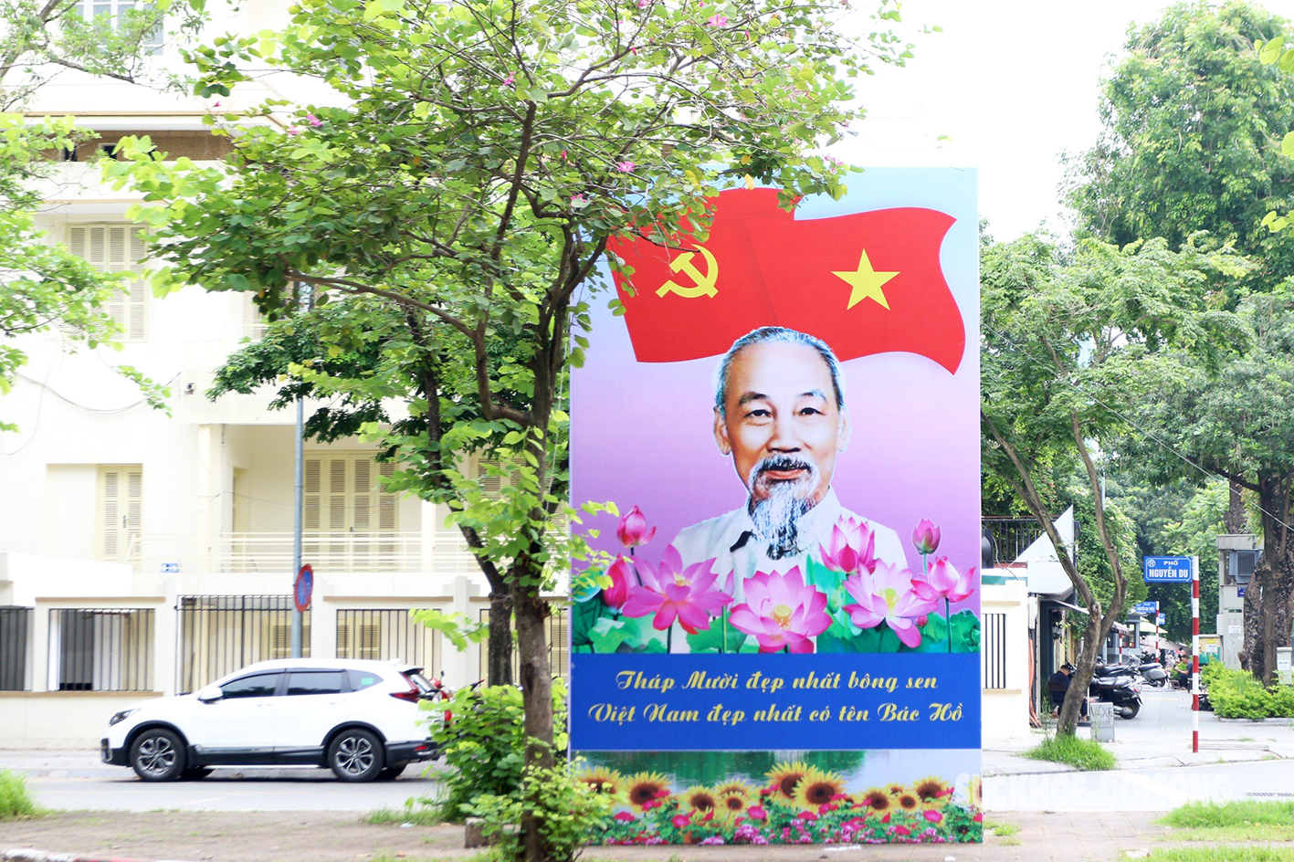 Hà Nội rợp cờ hoa kỷ niệm 134 năm Ngày sinh Chủ tịch Hồ Chí Minh- Ảnh 9.