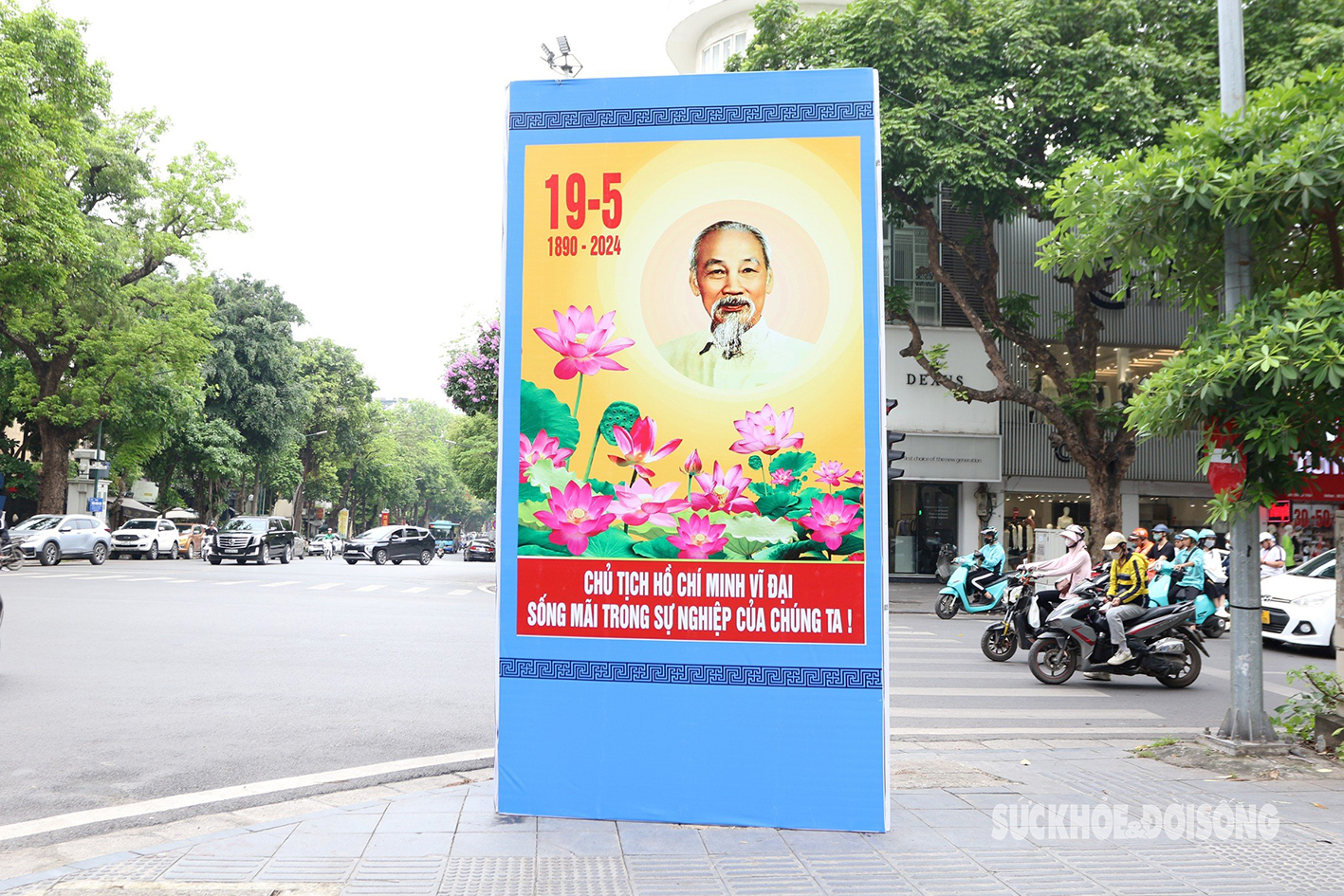 Hà Nội rợp cờ hoa kỷ niệm 134 năm Ngày sinh Chủ tịch Hồ Chí Minh- Ảnh 10.