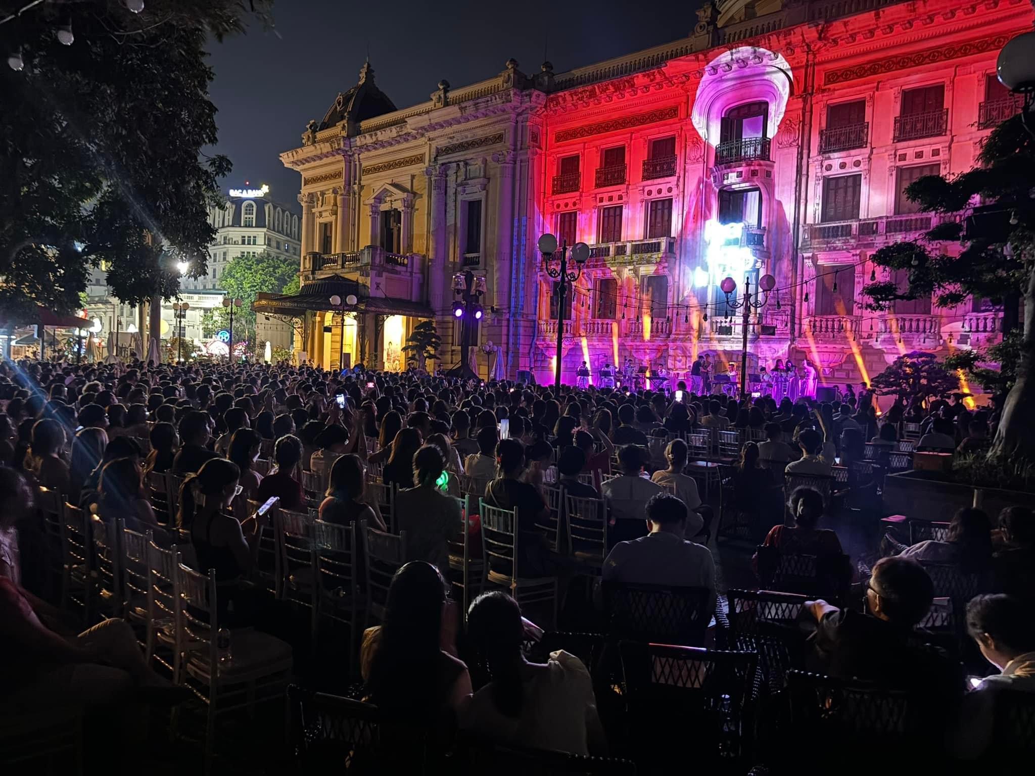 Hơn 1000 khán giả Thủ đô Hà Nội thăng hoa với đêm nhạc tái xuất của Hương Tràm  - Ảnh 1.