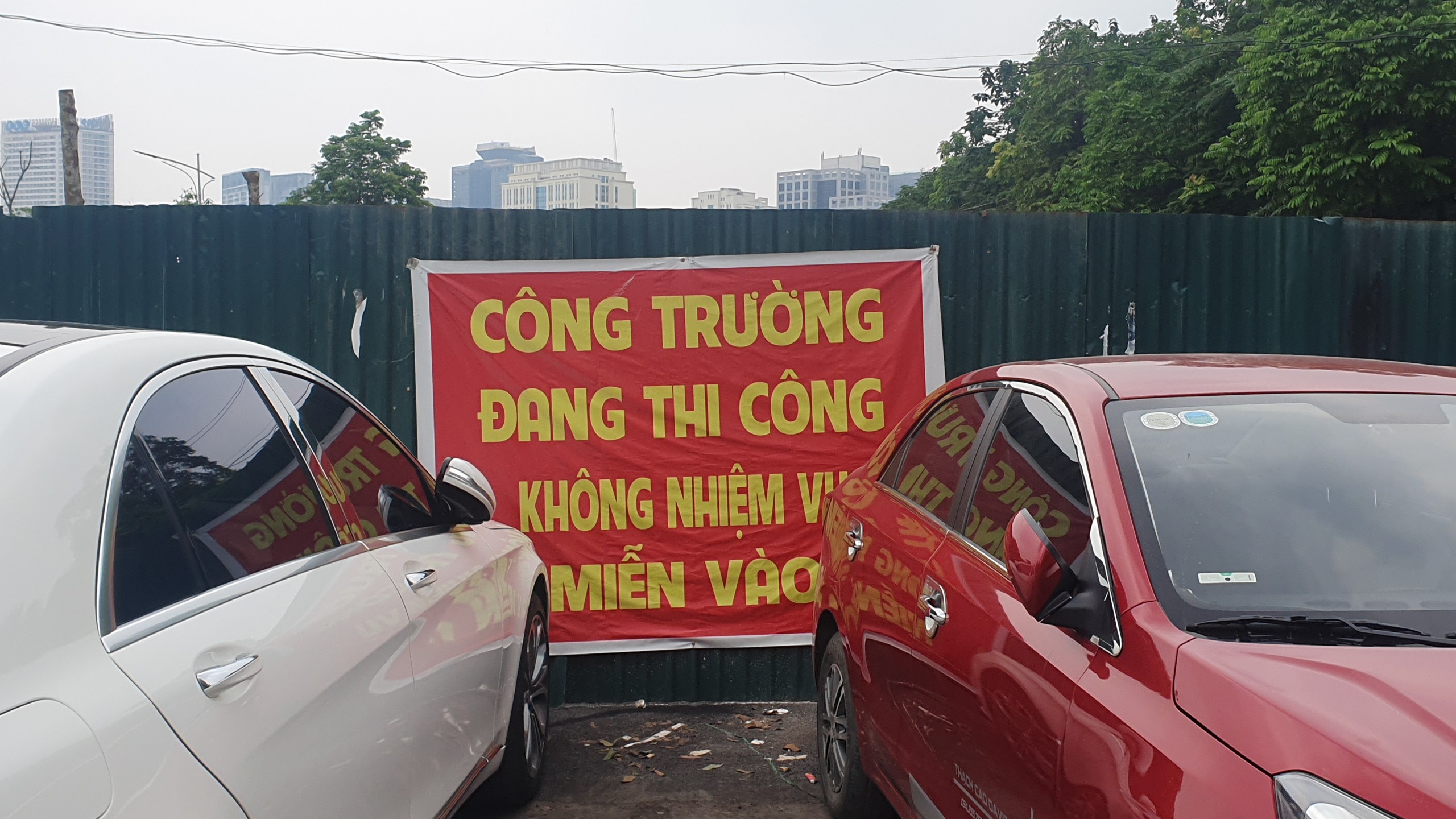 Kỳ lạ ở Hà Nội, hai bên cách nhau chỉ khoảng vài trăm mét nhưng người dân muốn đi lại phải chạy đường vòng- Ảnh 1.