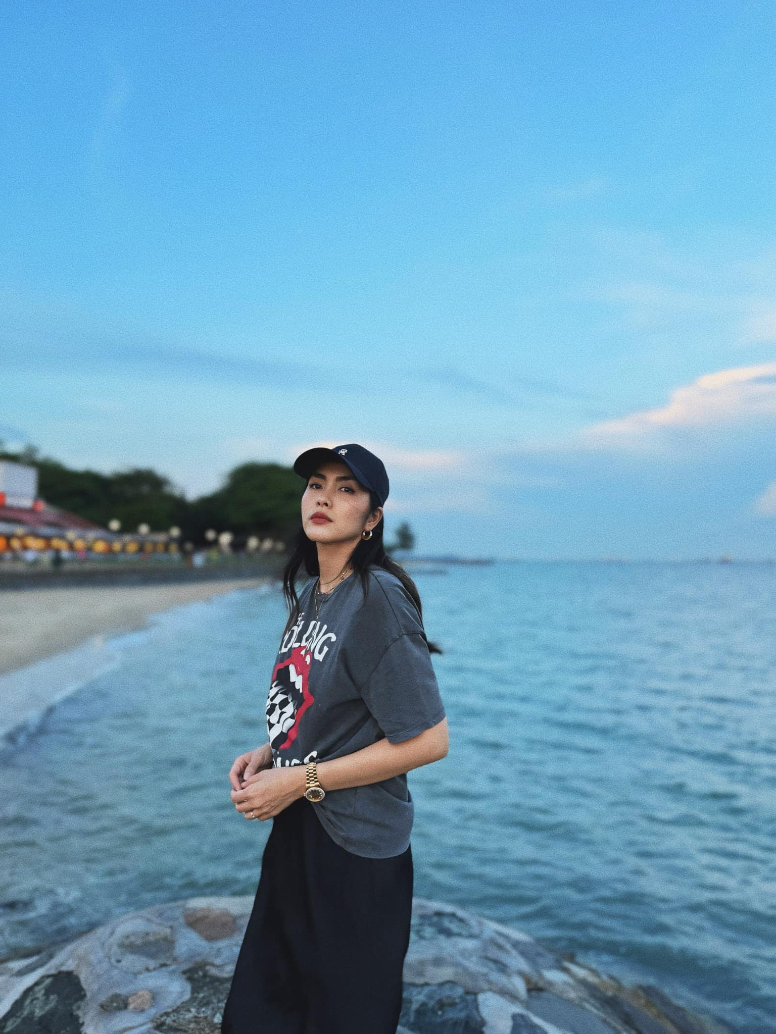 Ra biển nhưng không diện bikini, Tăng Thanh Hà vẫn khiến fan mê mẩn - Ảnh 2.