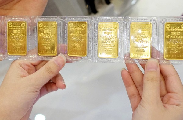 Giá vàng hôm nay 16/5: SJC vượt 90 triệu, vàng nhẫn Bảo Tín Minh Châu, PNJ, Doji lên 77 triệu đồng/lượng- Ảnh 2.