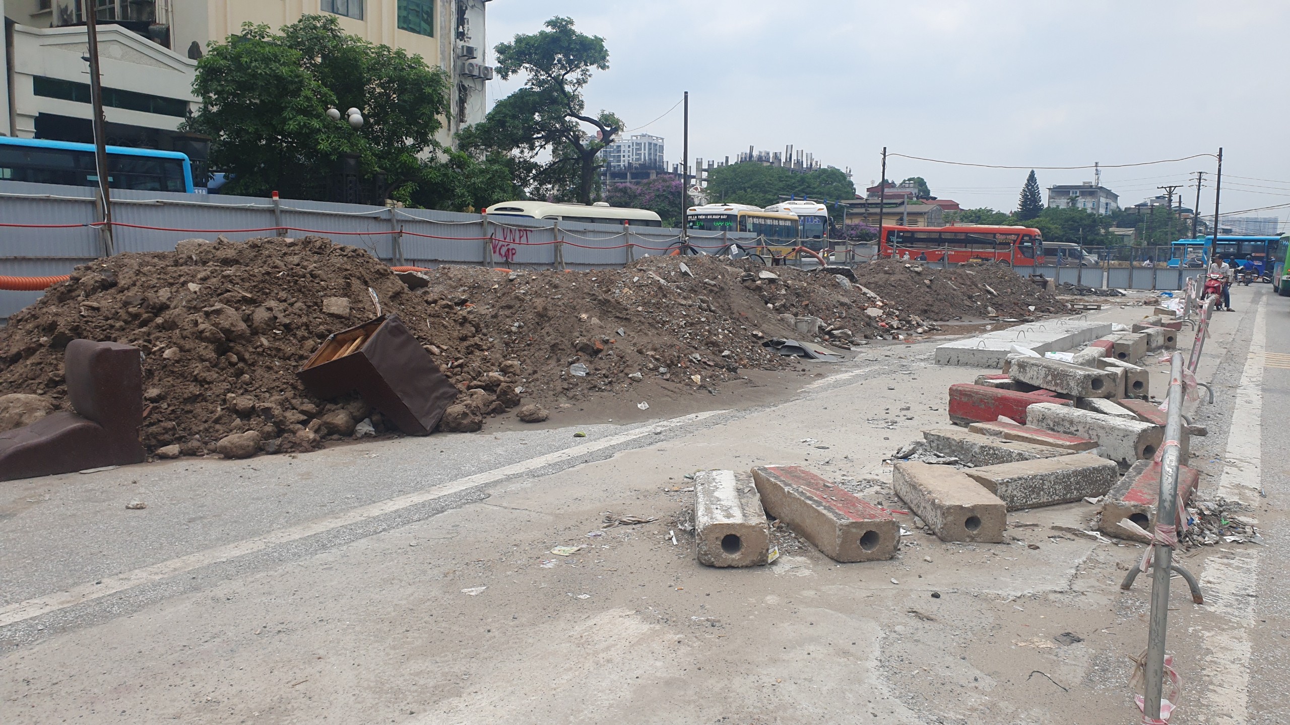 Hà Nội: Đường Kim Đồng ùn ứ giao thông vì rào chắn thi công hầm chui đường vành đai 2.5- Ảnh 11.