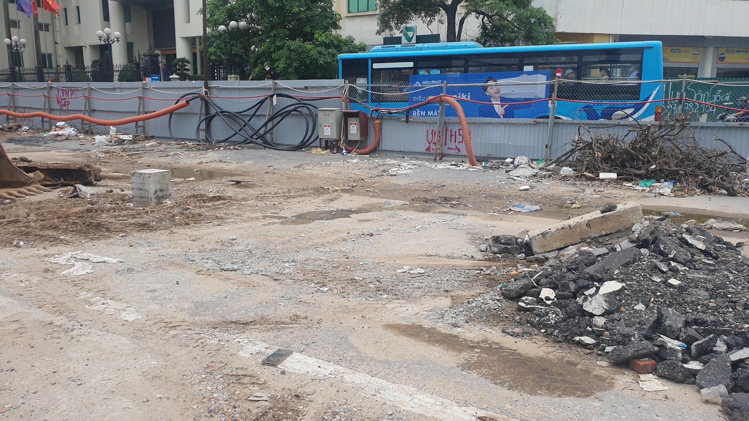 Hà Nội: Đường Kim Đồng ùn ứ giao thông vì rào chắn thi công hầm chui đường vành đai 2.5- Ảnh 10.