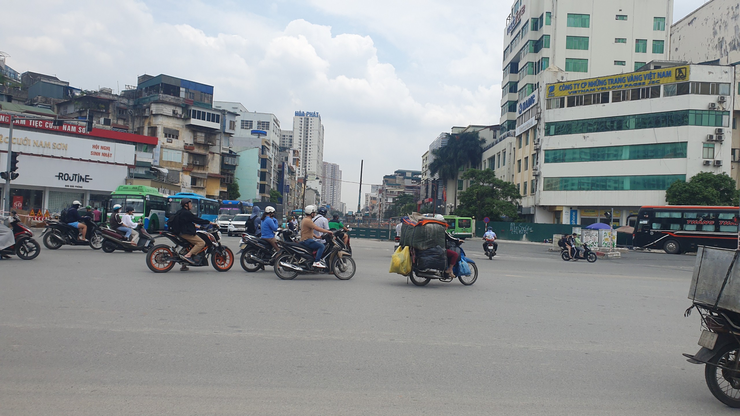 Hà Nội: Đường Kim Đồng ùn ứ giao thông vì rào chắn thi công hầm chui đường vành đai 2.5- Ảnh 17.