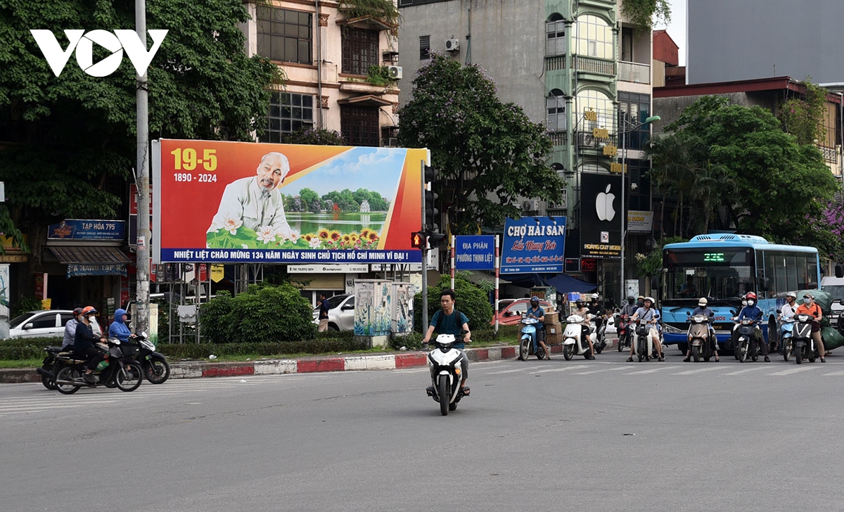 Hà Nội trang hoàng cờ hoa rực rỡ kỷ niệm 134 năm ngày sinh Bác Hồ - Ảnh 17.