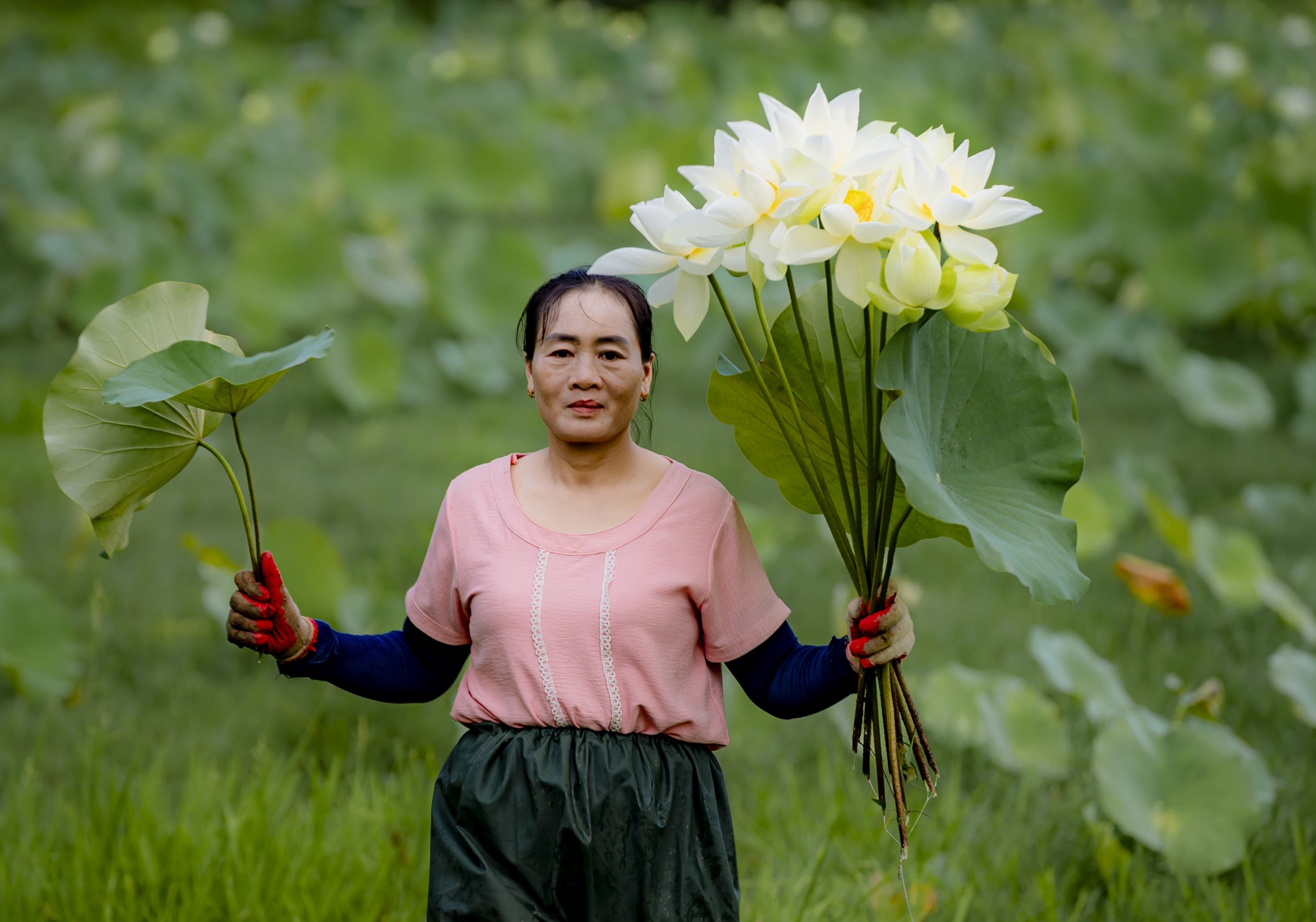 Thiếu nữ xứ Huế thích thú tạo dáng cùng hoa sen mùa hạ- Ảnh 13.