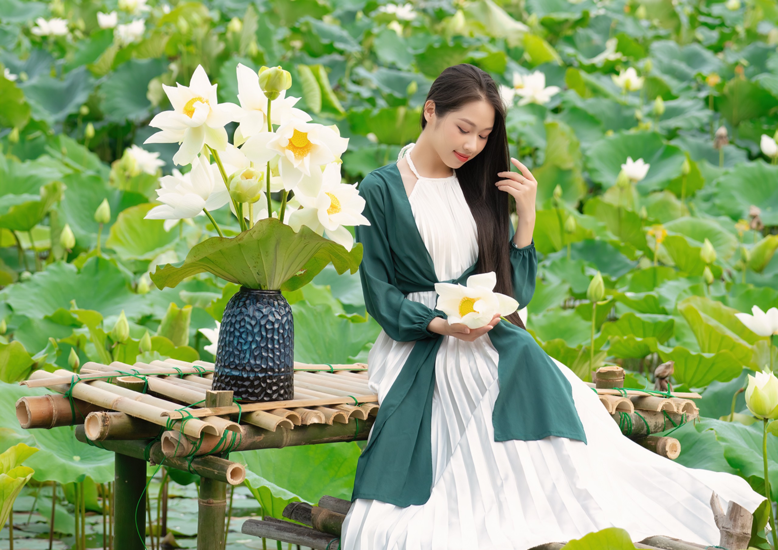 Thiếu nữ xứ Huế thích thú tạo dáng cùng hoa sen mùa hạ- Ảnh 10.