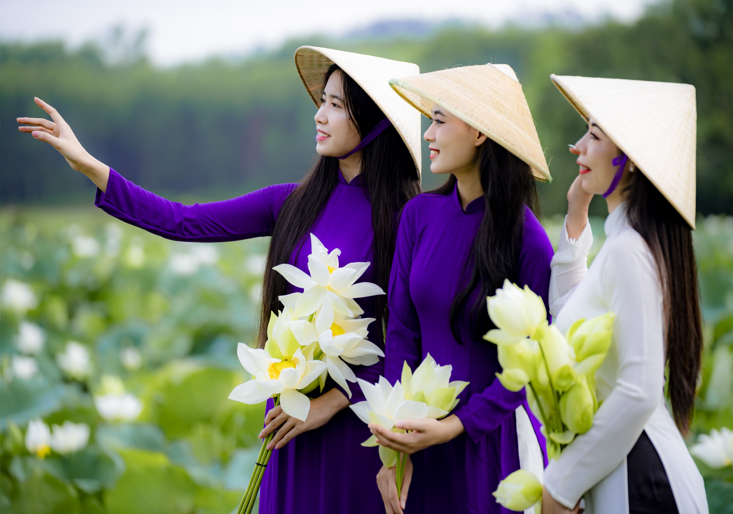 Thiếu nữ xứ Huế thích thú tạo dáng cùng hoa sen mùa hạ- Ảnh 12.