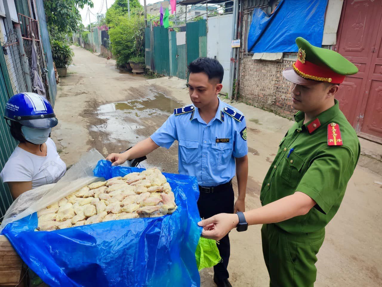 Tiểu thương Hà Nội lợi dụng 'nhà không số, phố không tên', ngang nhiên kinh doanh cánh gà nhiều 'không' - Ảnh 2.