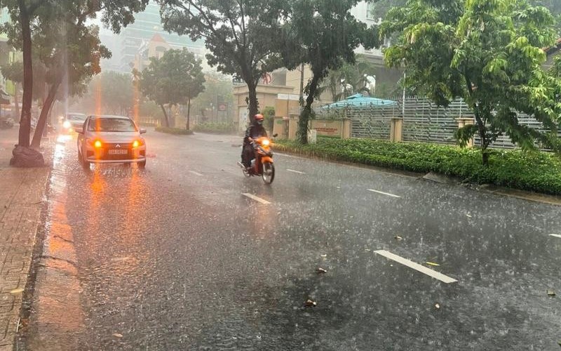 Tin sáng 3/5: Thông tin mới vụ tạt sơn 7 ô tô ở Hà Nội; Mưa dông &quot;đánh bay&quot; nắng nóng ở Bắc Bộ và Bắc Trung Bộ kéo dài đến bao giờ?