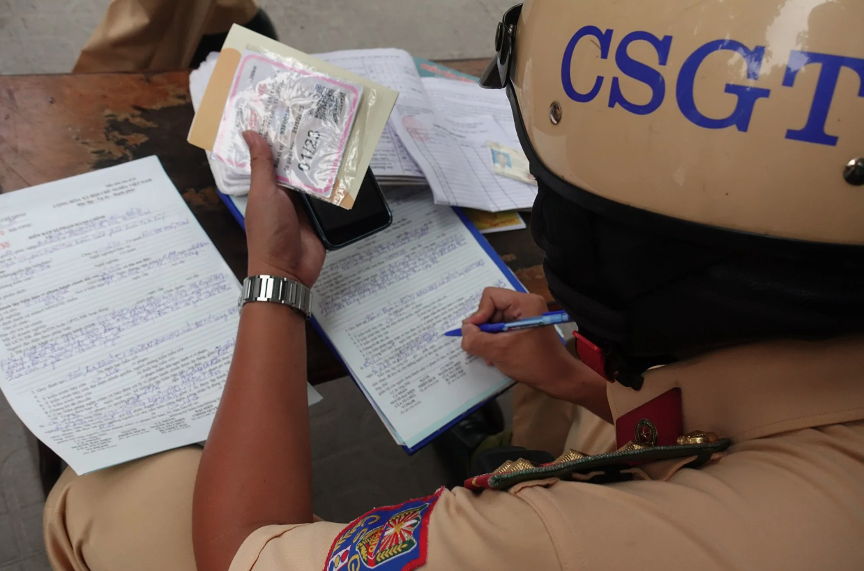 Hết thời hạn tạm giữ giấy phép lái xe, người vi phạm không đến nhận có bị xử lý?- Ảnh 2. Hết thời hạn tạm giữ giấy phép lái xe, người vi phạm không đến nhận có bị xử lý?- Ảnh 2.