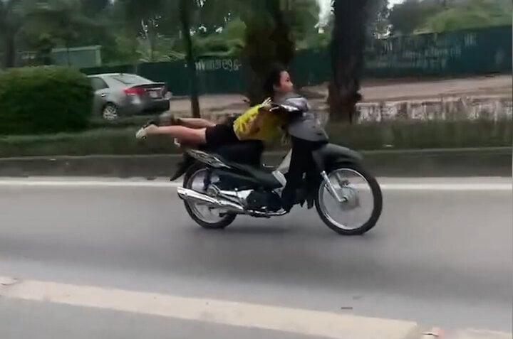 Truy tìm thanh niên nằm trên yên xe máy, lao vun vút trong làn BRT ở Hà Nội - Ảnh 1.