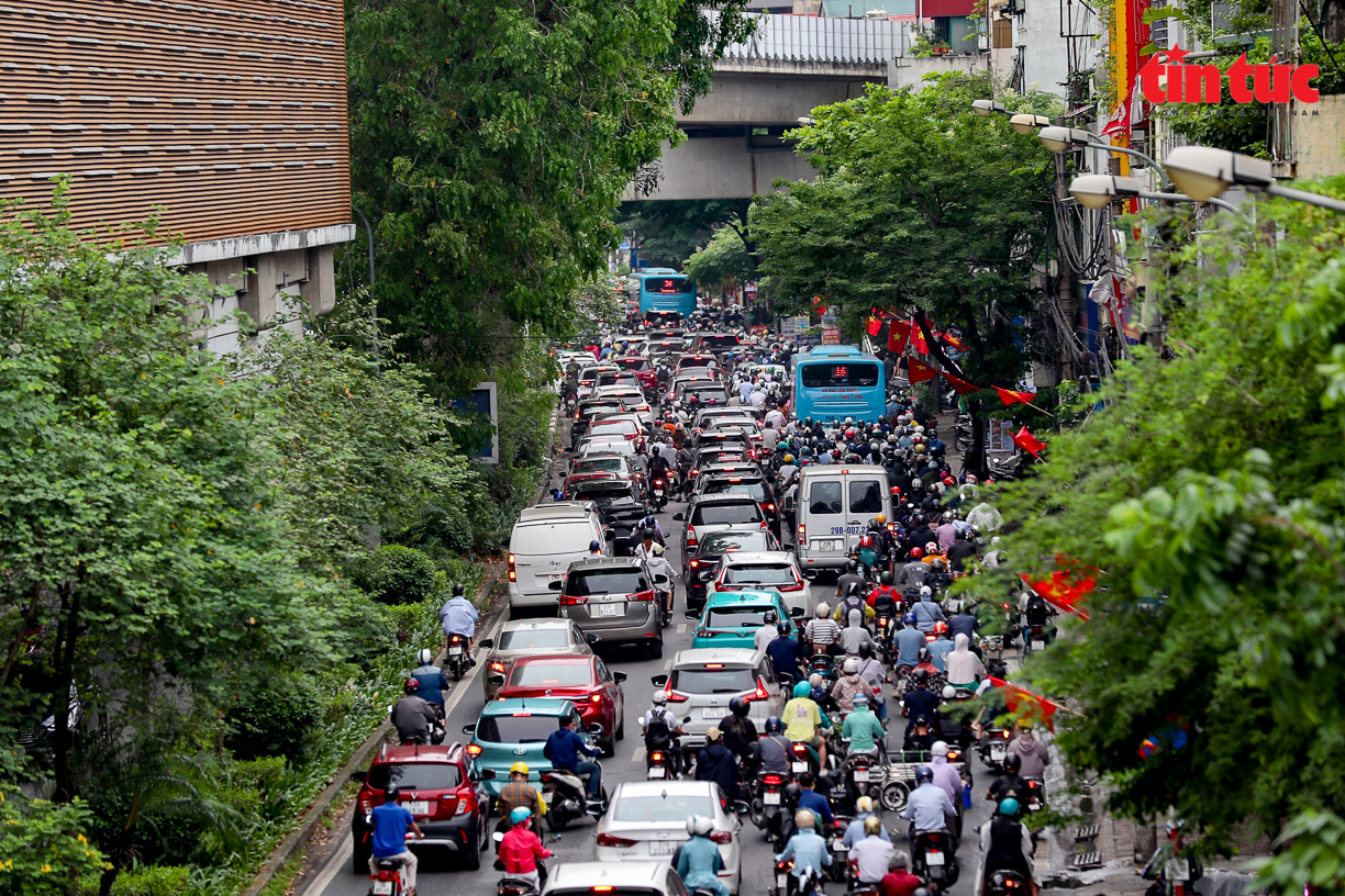 Giao thông Hà Nội ùn tắc cục bộ một số nơi trong ngày đầu đi làm sau kỳ nghỉ lễ - Ảnh 8.