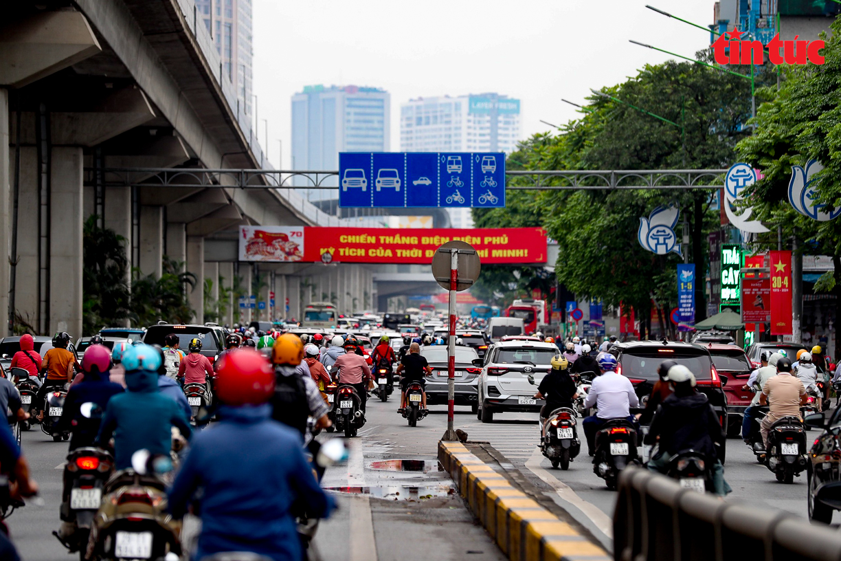 Giao thông Hà Nội ùn tắc cục bộ một số nơi trong ngày đầu đi làm sau kỳ nghỉ lễ - Ảnh 2.