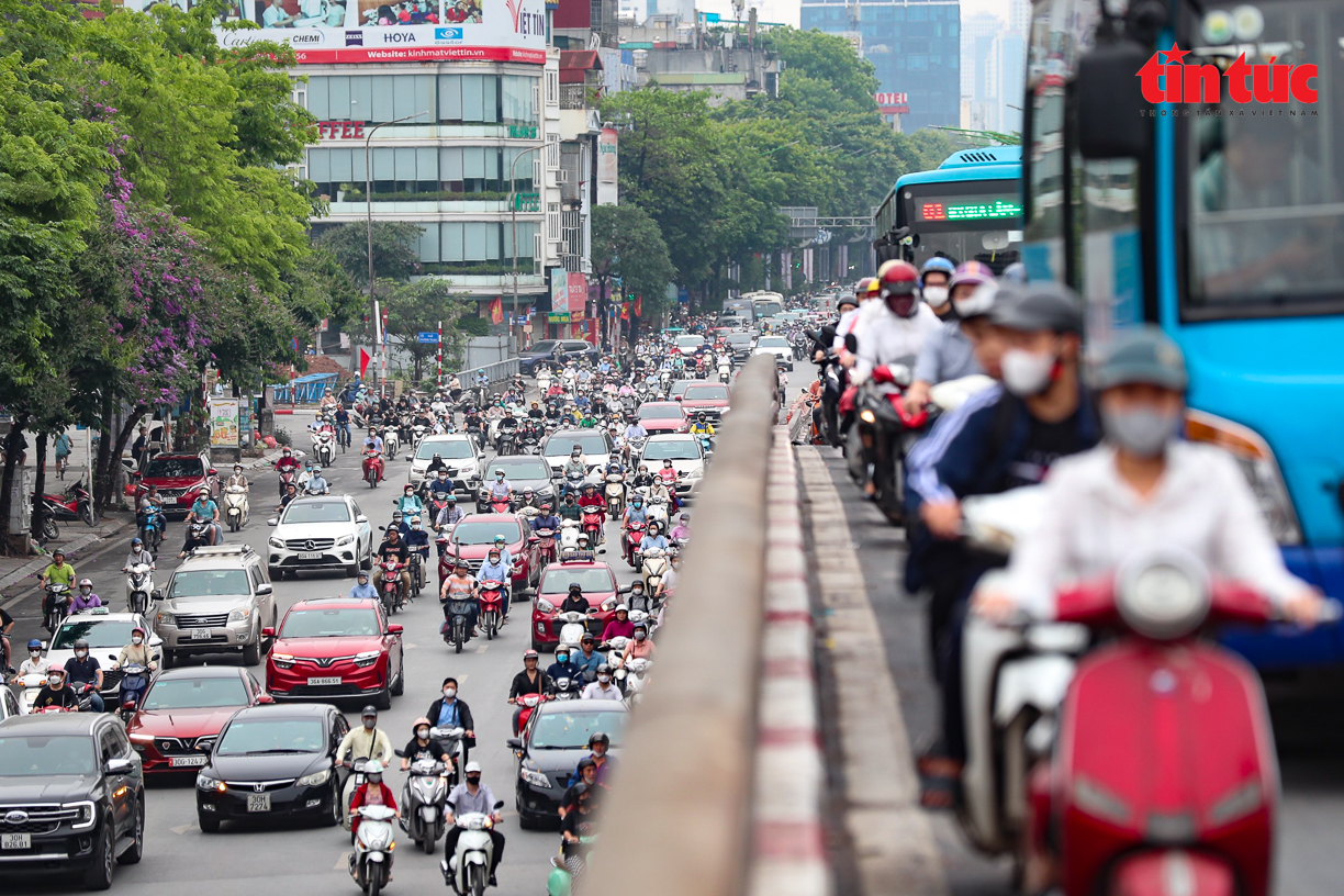 Giao thông Hà Nội ùn tắc cục bộ một số nơi trong ngày đầu đi làm sau kỳ nghỉ lễ - Ảnh 5.