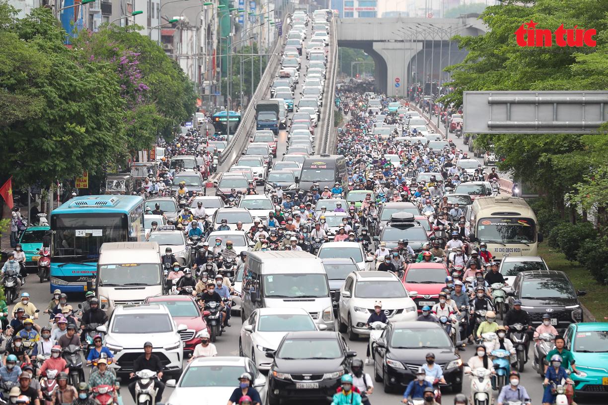 Giao thông Hà Nội ùn tắc cục bộ một số nơi trong ngày đầu đi làm sau kỳ nghỉ lễ - Ảnh 6.