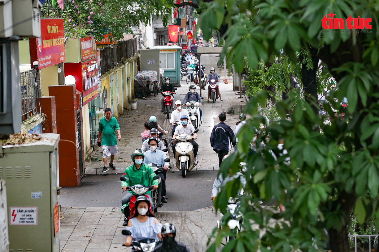 Giao thông Hà Nội ùn tắc cục bộ một số nơi trong ngày đầu đi làm sau kỳ nghỉ lễ - Ảnh 3.