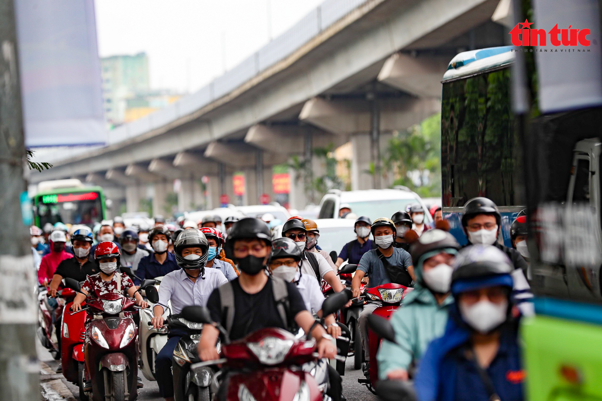 Giao thông Hà Nội ùn tắc cục bộ một số nơi trong ngày đầu đi làm sau kỳ nghỉ lễ - Ảnh 1.