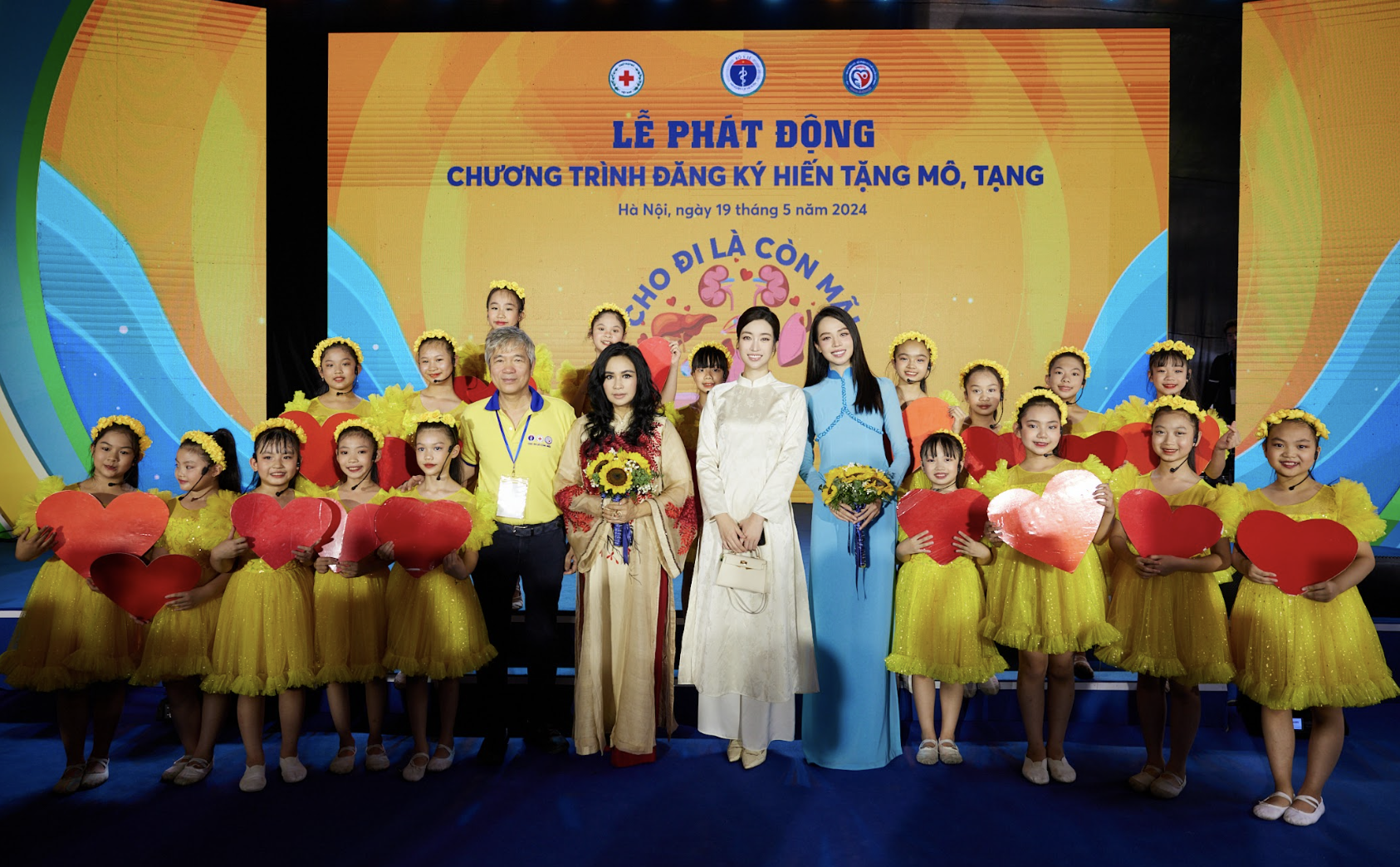 Đỗ Mỹ Linh thanh lịch xuất hiện ủng hộ Hoa hậu Huỳnh Thị Thanh Thủy đăng ký hiến tạng- Ảnh 1.