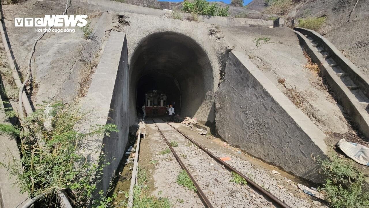 Cận cảnh quá trình khoan đèo thăm dò địa chất để gia cố hầm đường sắt Chí Thạnh - Ảnh 2.