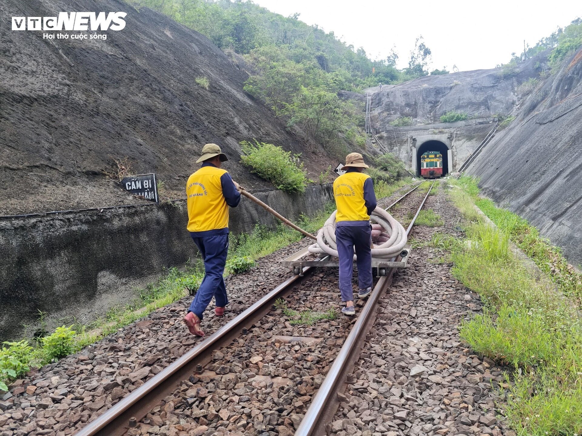 Cận cảnh quá trình khoan đèo thăm dò địa chất để gia cố hầm đường sắt Chí Thạnh - Ảnh 7.