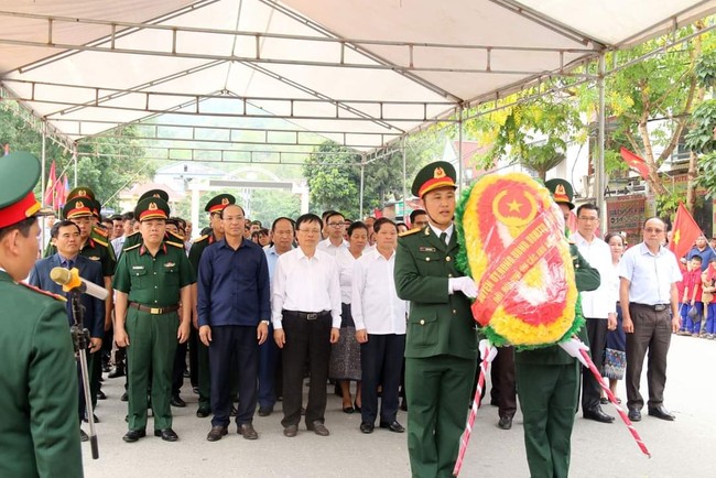 Các đại biểu của nước CHDCND Lào, lãnh đạo tỉnh Nghệ An, huyện Kỳ Sơn, lực lượng vũ trang làm lễ dâng hương, hoa tại lễ đón 87 liệt sĩ, chuyên gia Việt Nam hy sinh tại nước bạn Lào.