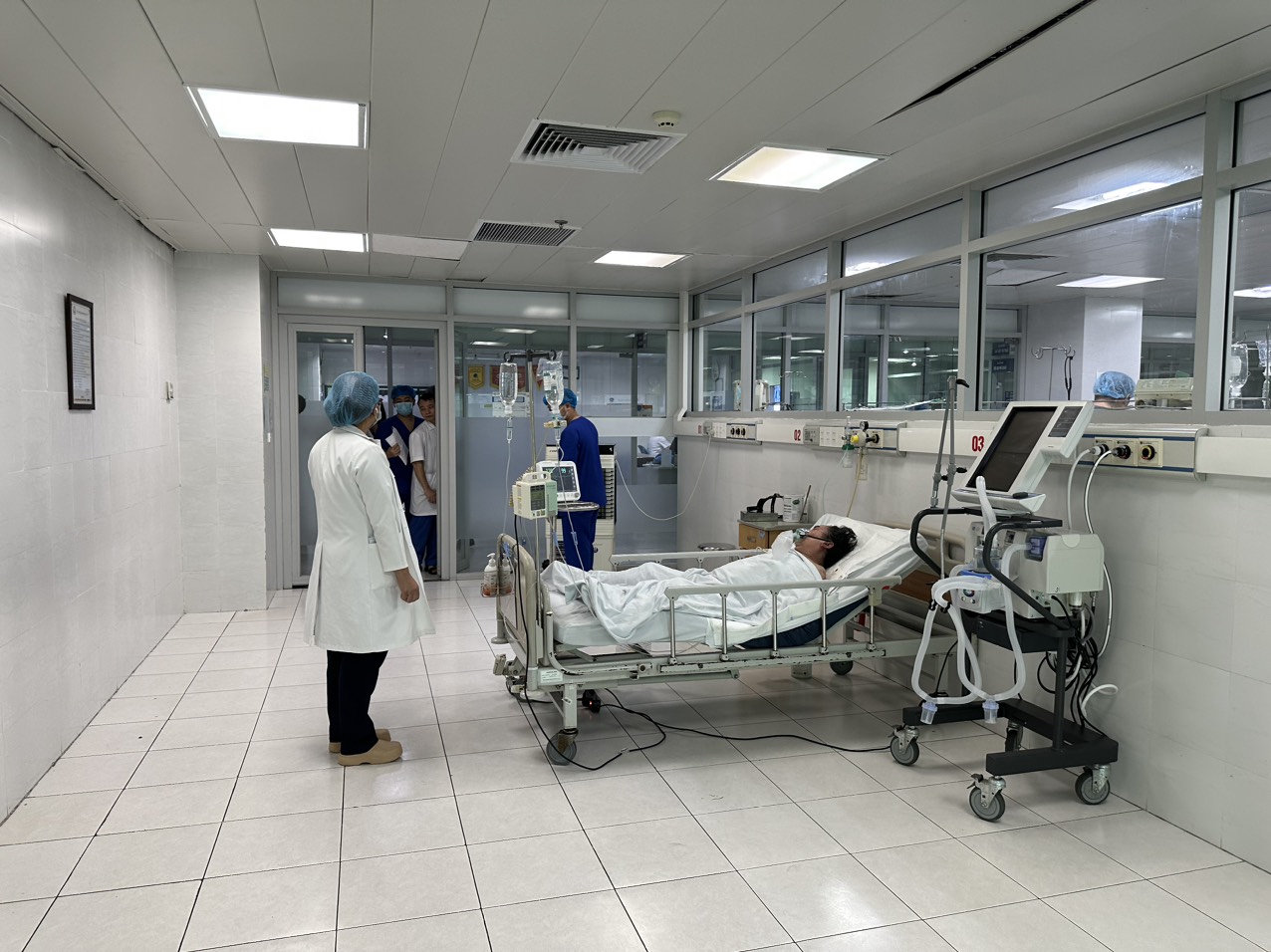 3 bệnh nhân trong vụ cháy nhà trọ chuyển lên BV Bạch Mai, 1 người được đưa thẳng lên phòng ICU- Ảnh 2.