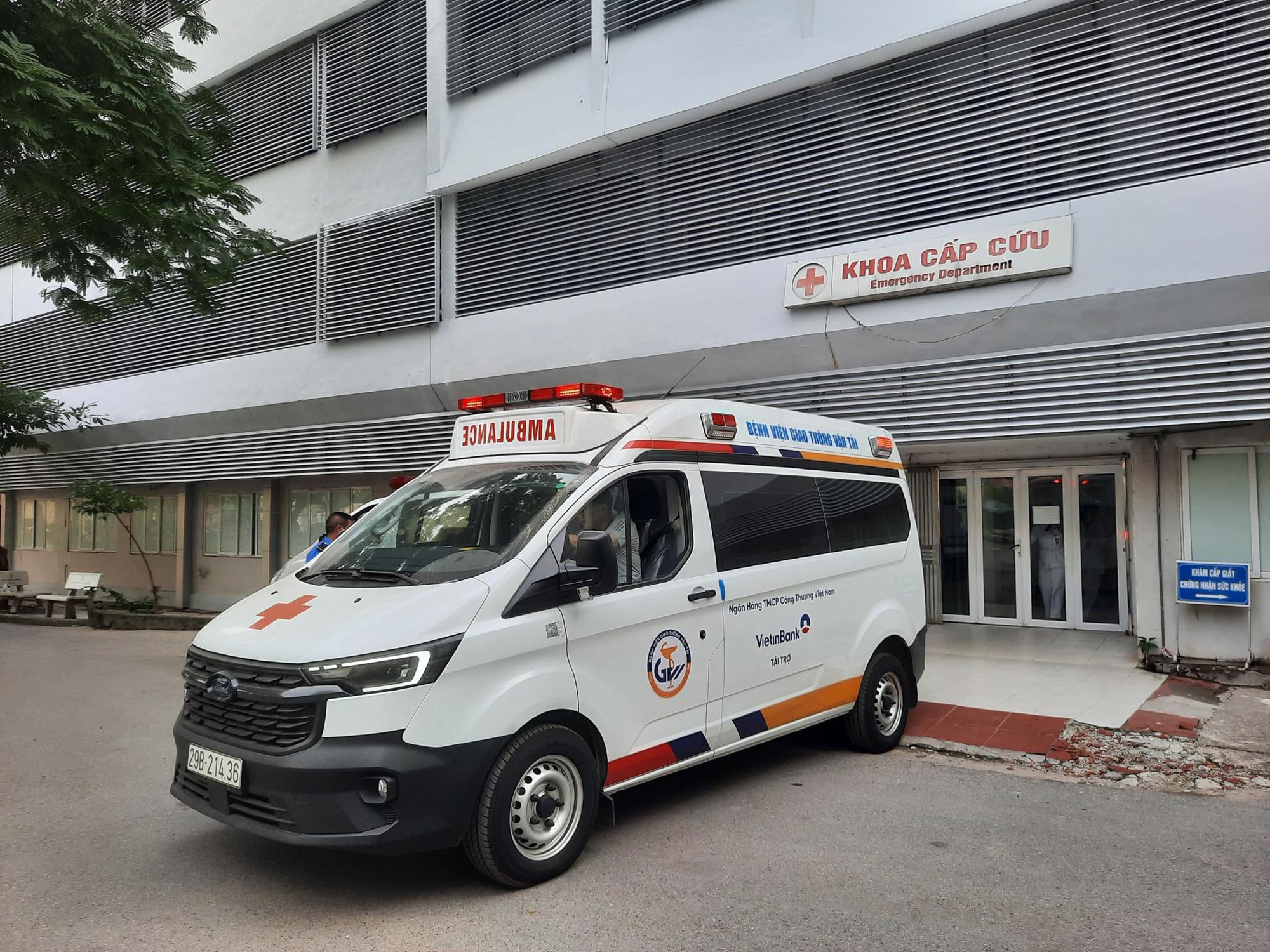 3 bệnh nhân trong vụ cháy nhà trọ chuyển lên BV Bạch Mai, 1 người được đưa thẳng lên phòng ICU- Ảnh 4.